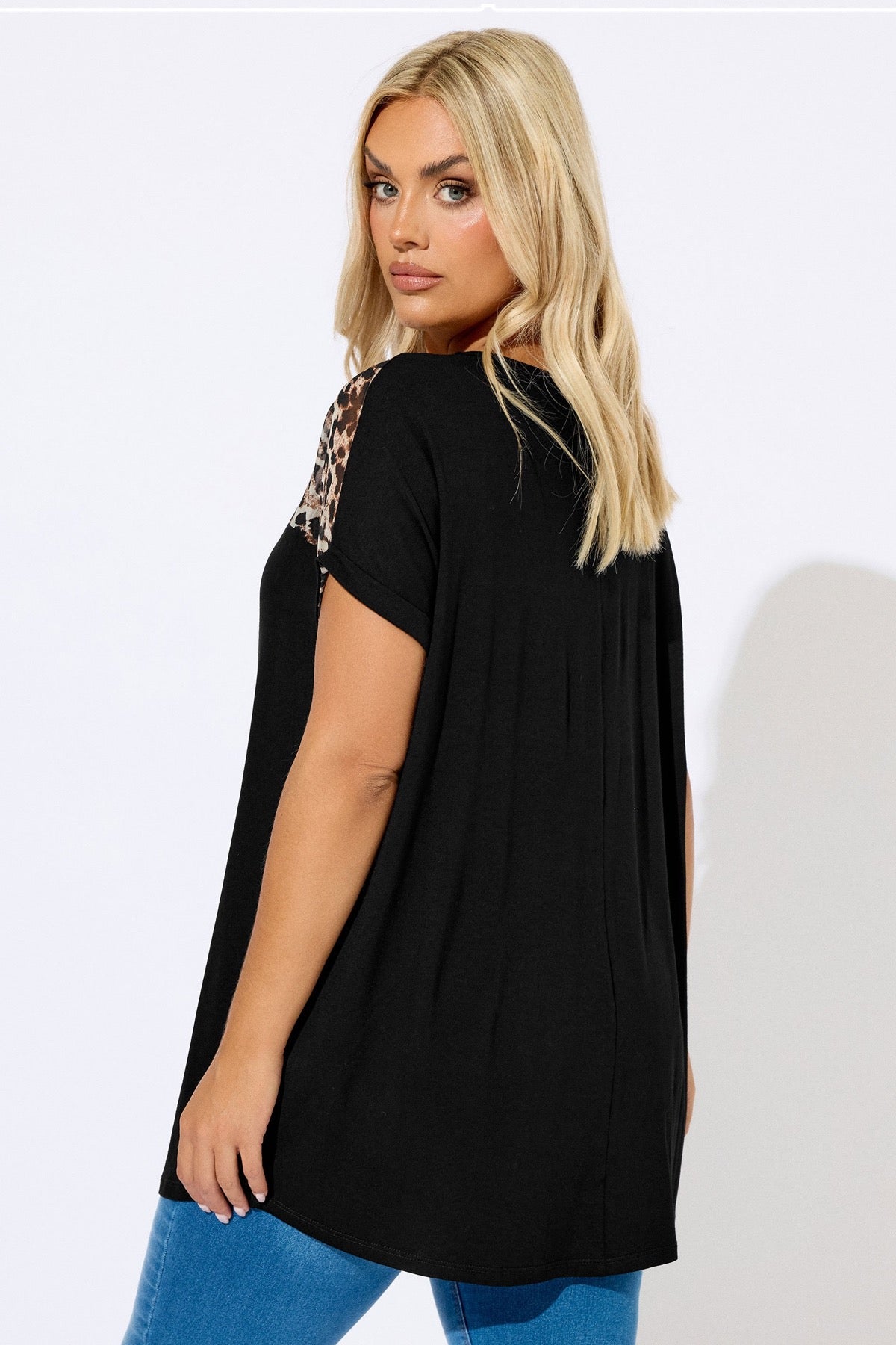 Büyük Beden Bisiklet Yaka Kısa Kollu Transparan Leopar Detaylı T-shirt 304286