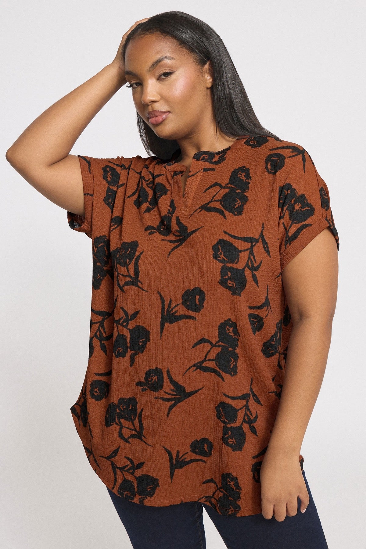 Büyük Beden V Yaka Kısa Kollu Bürümcük Kumaş Çiçek Baskılı T-shirt 304313