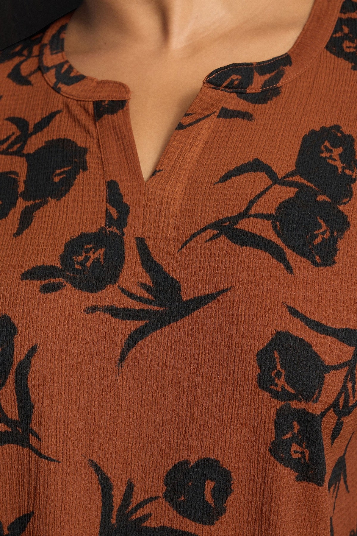 Büyük Beden V Yaka Kısa Kollu Bürümcük Kumaş Çiçek Baskılı T-shirt 304313