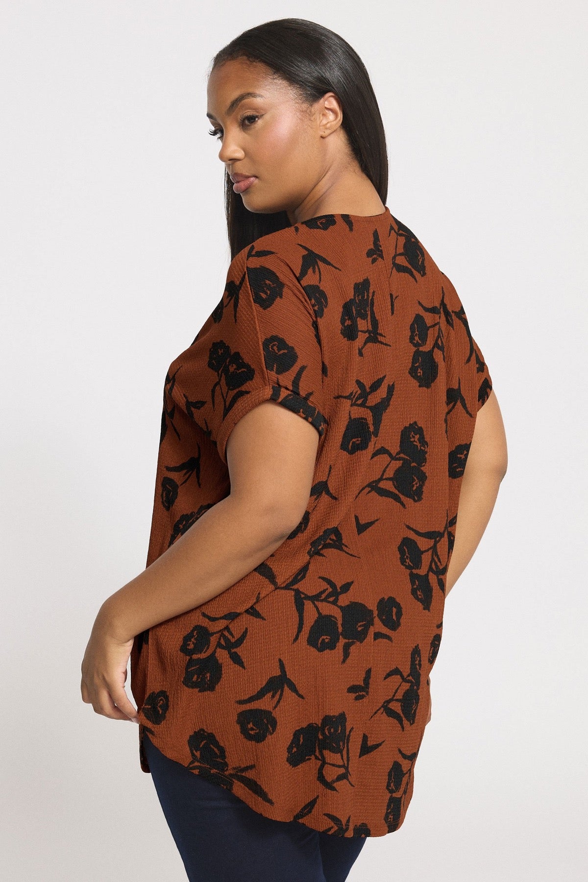 Büyük Beden V Yaka Kısa Kollu Bürümcük Kumaş Çiçek Baskılı T-shirt 304313