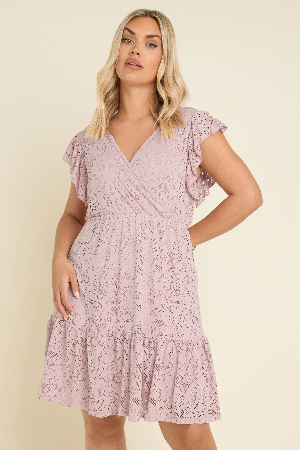 Büyük Beden V Yaka Kısa Kollu Dantel Detaylı Kolları Fırfırlı Astarlı Mini Elbise 304109