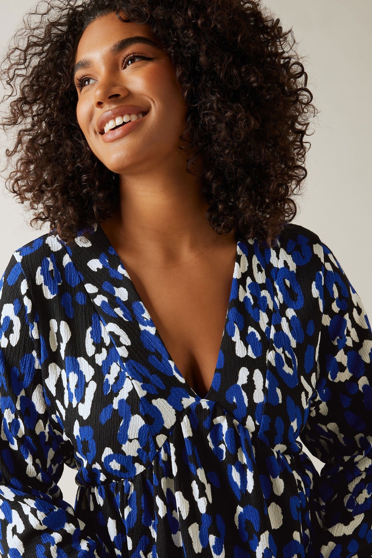 Büyük Beden V Yaka Uzun Kollu Bürümcük Kumaş Midi Elbise 615818