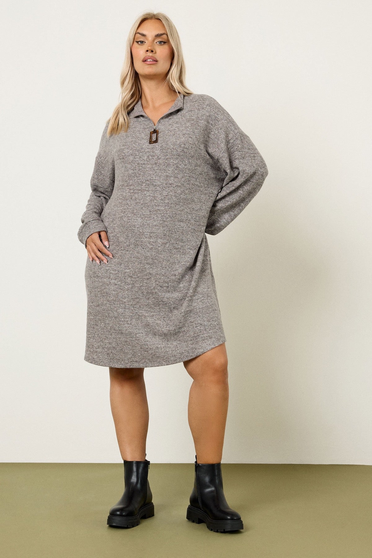 Büyük Beden V Yaka Uzun Kollu Peluş Kumaş Midi Elbise 304280