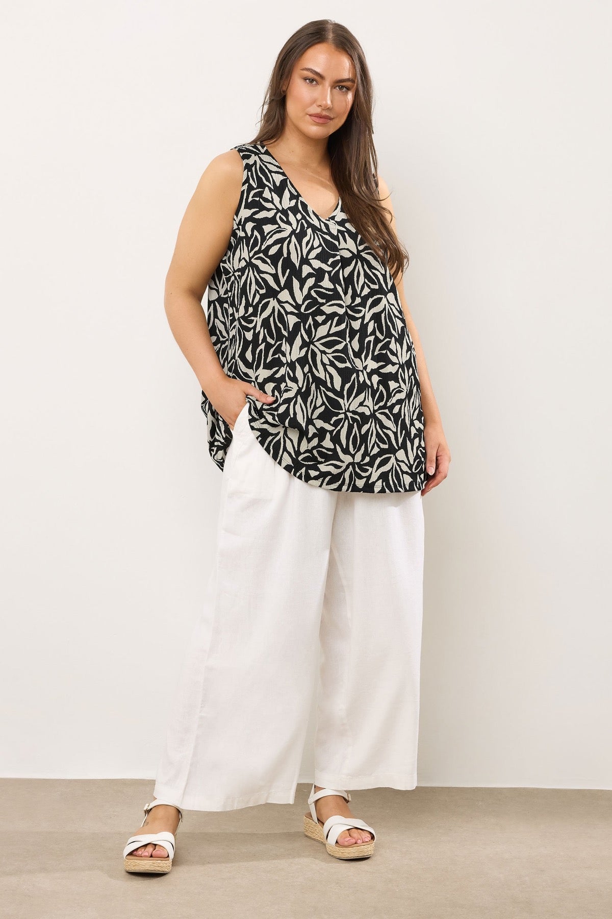 Büyük Beden V Yaka Sıfır Kol Çiçek Desenli Asimetrik Kesim T-shirt 616294