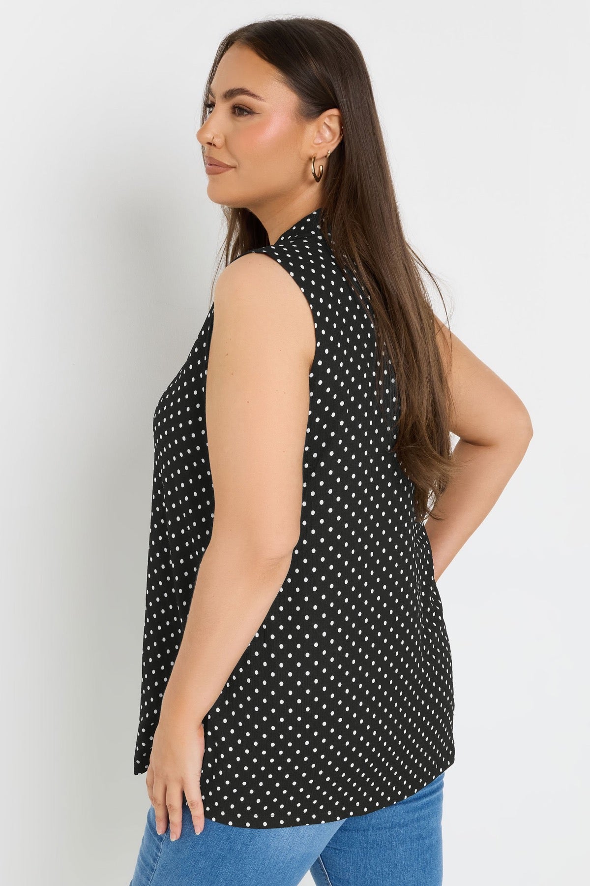 Büyük Beden Polo Yaka Sıfır Kol Düğmeli Puantiyeli T-shirt 303957