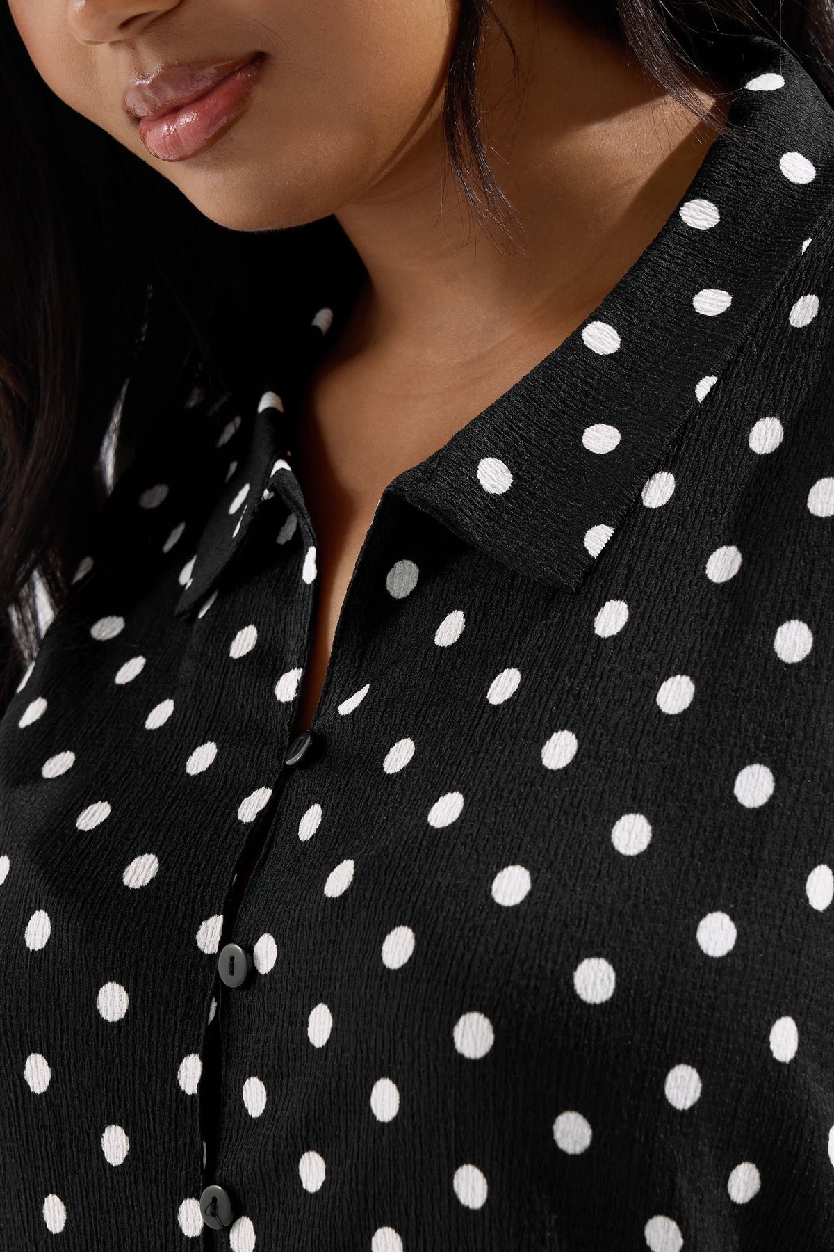 Büyük Beden Polo Yaka Sıfır Kol Düğmeli Puantiyeli T-shirt 303958