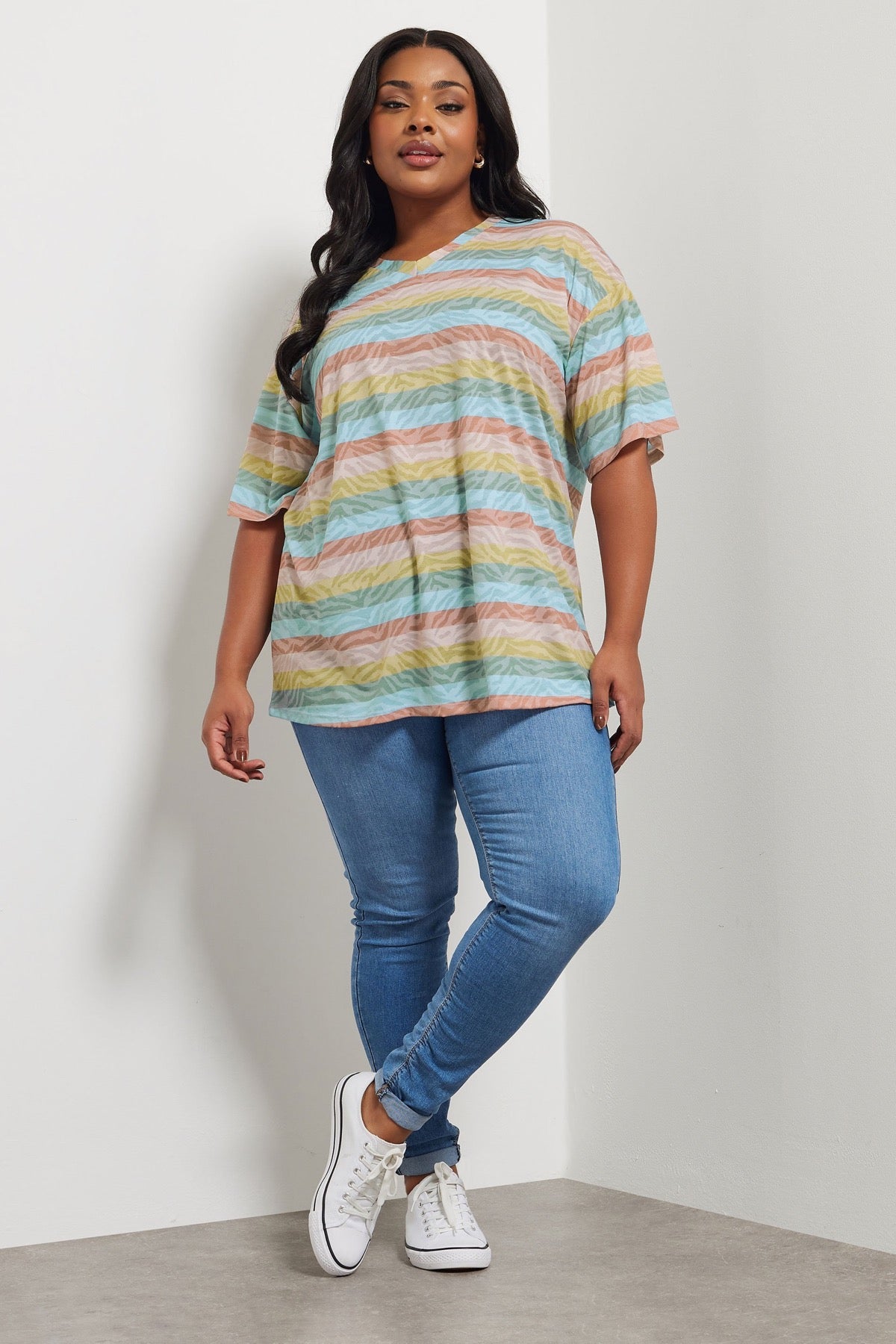 Büyük Beden V Yaka Çizgili Zebra Desenli T-shirt 303953