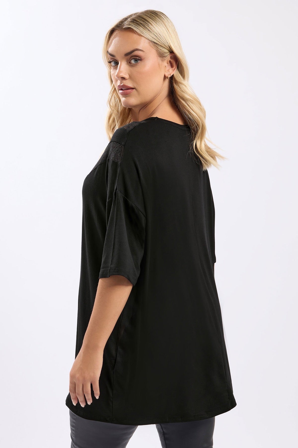 Büyük Beden Kısa Kollu V Yaka Dantel Detaylı Yırtmaçlı Uzun T-shirt 322971