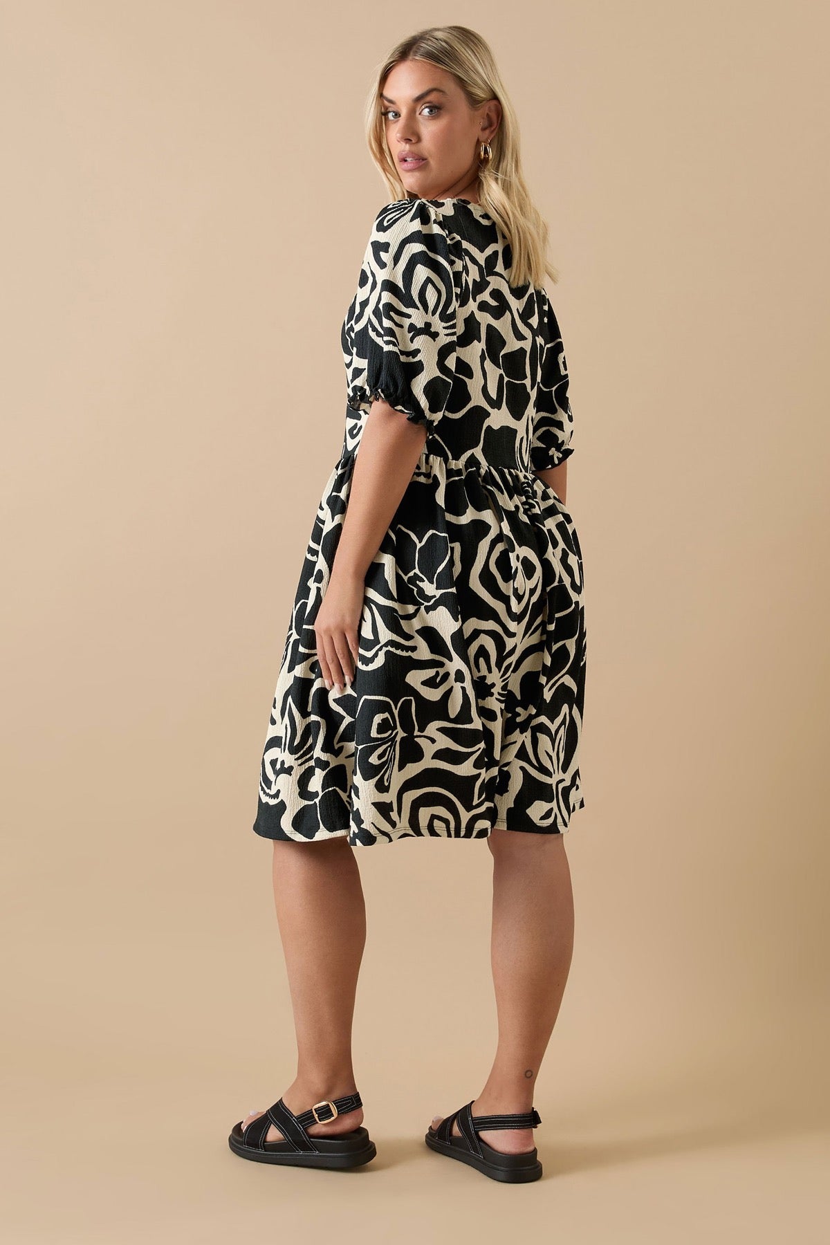 Büyük Beden Yakası Büzgülü Kısa Kollu Beli Lastikli Midi Elbise 304140