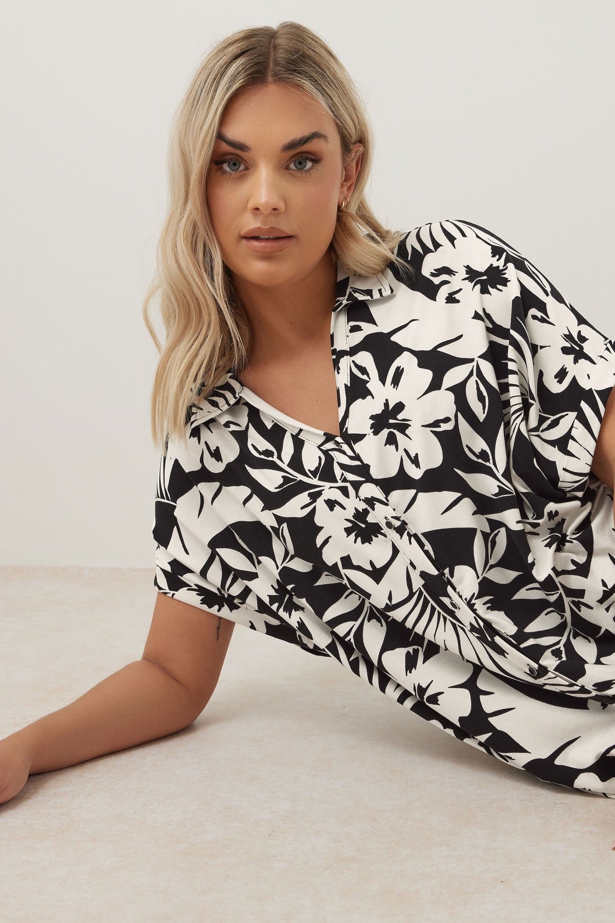 Büyük Beden Kısa Kollu Çiçek Desenli Gömlek 303686