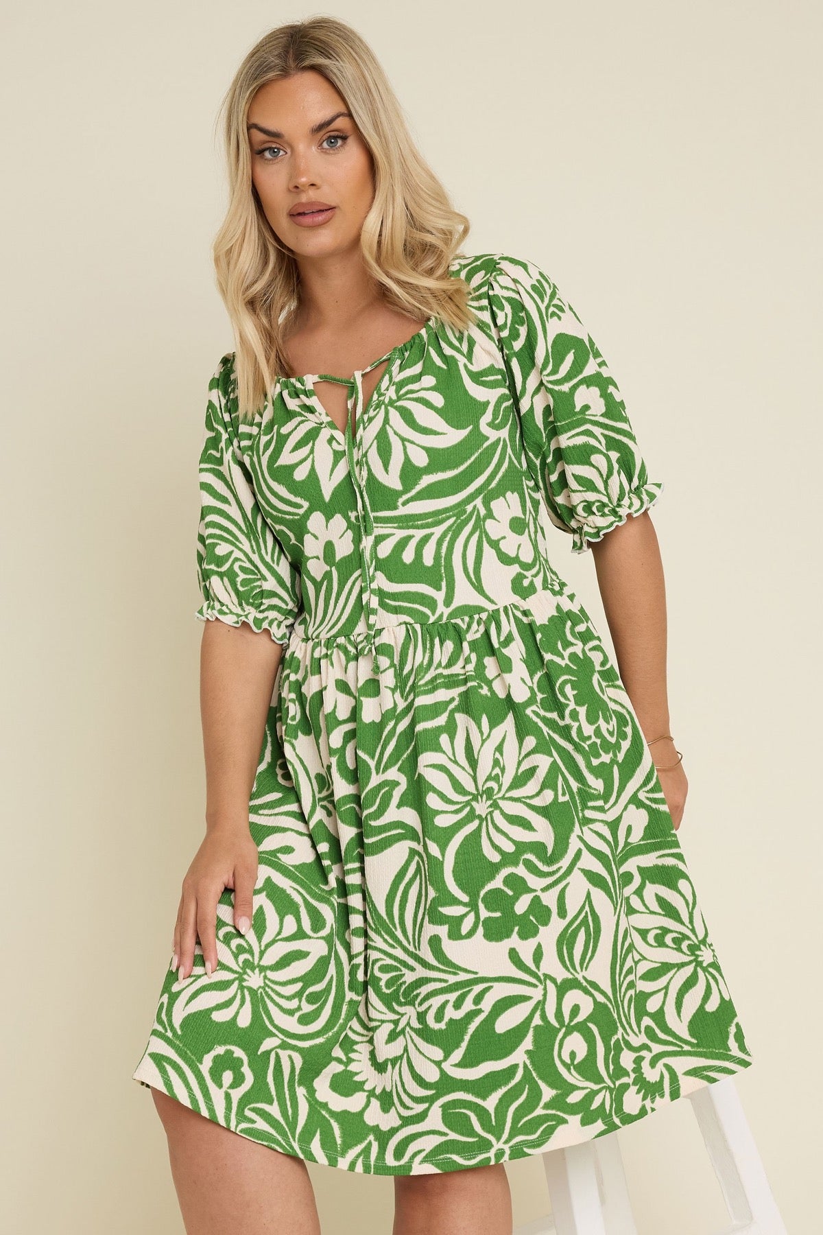 Büyük Beden Yakası Büzgülü Çiçek Desenli Mini Elbise 304112