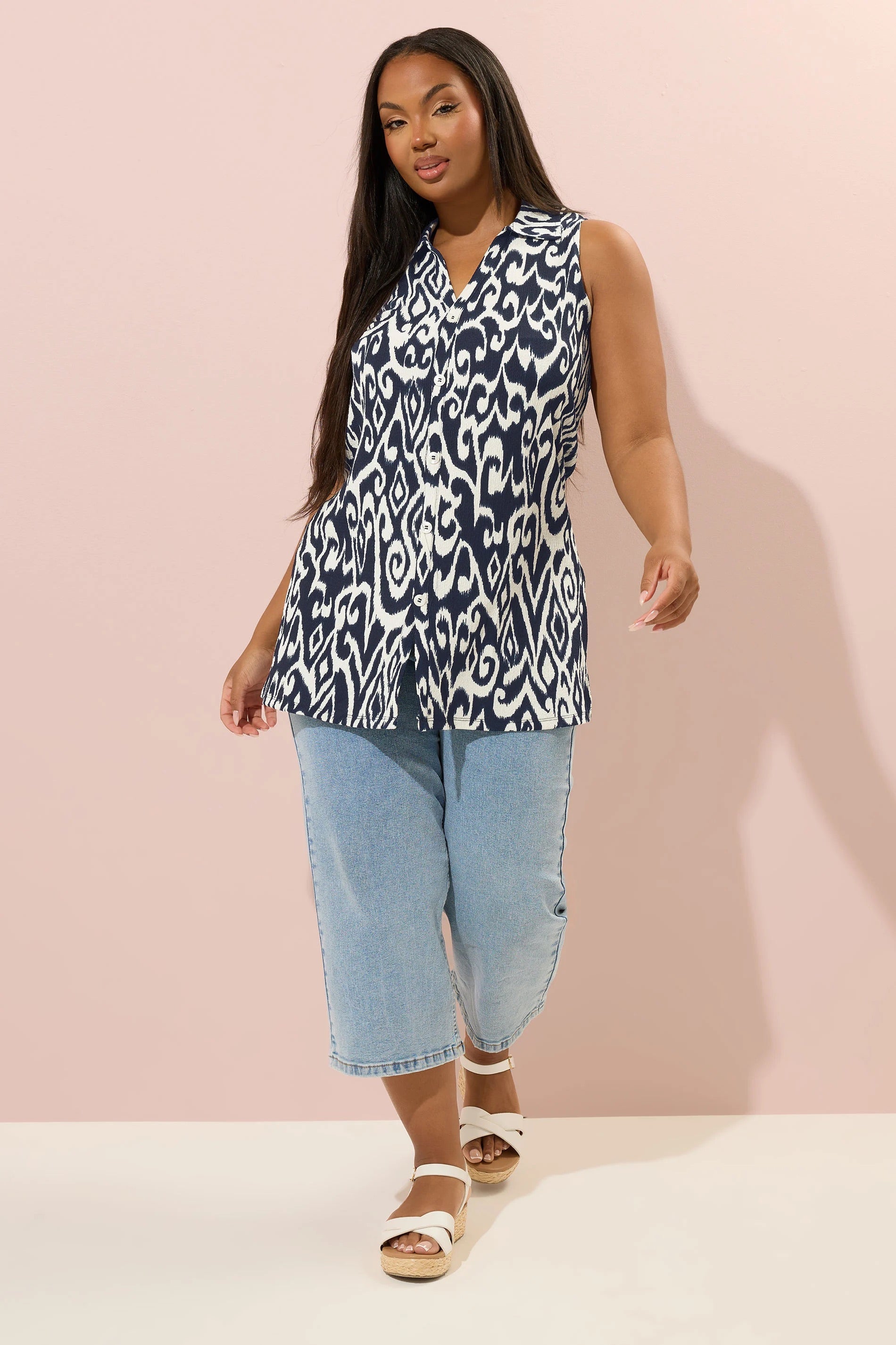 Büyük Beden Sıfır Kol Soyut Desenli Düğme Detaylı Bluz 322678