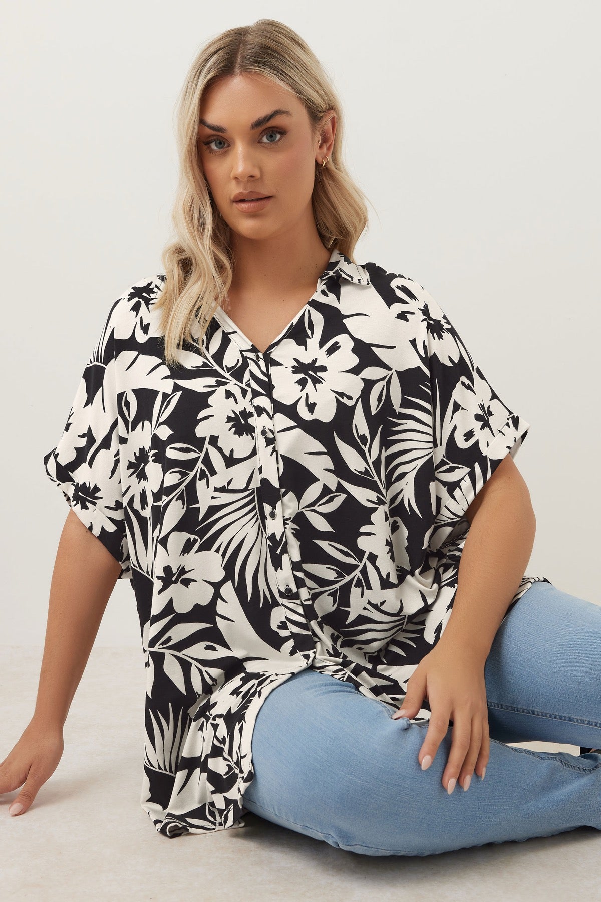 Büyük Beden Kısa Kollu Çiçek Desenli Gömlek 303686