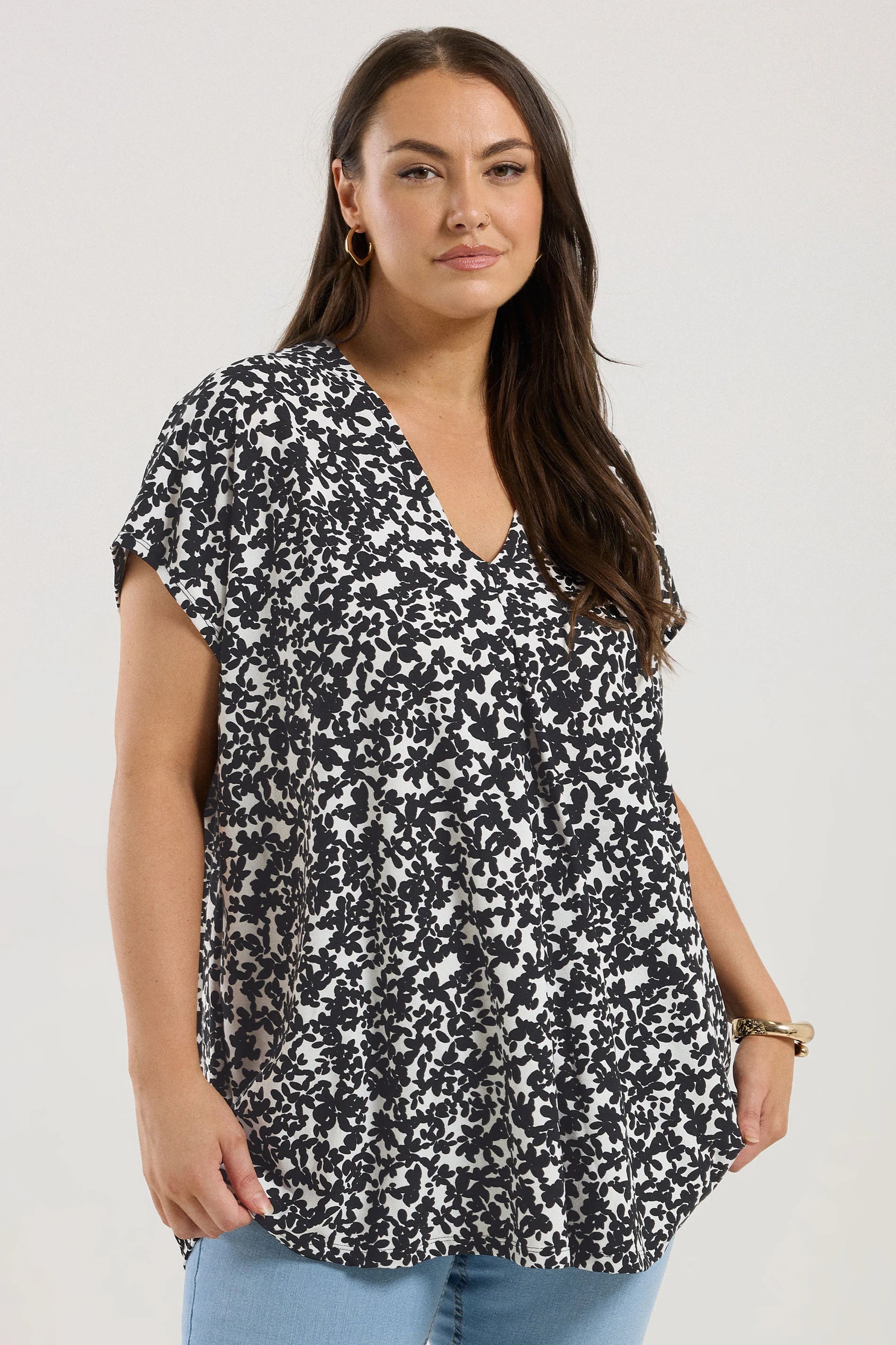 Büyük Beden V Yaka Çiçek Desenli Kısa Kollu Bluz 321704