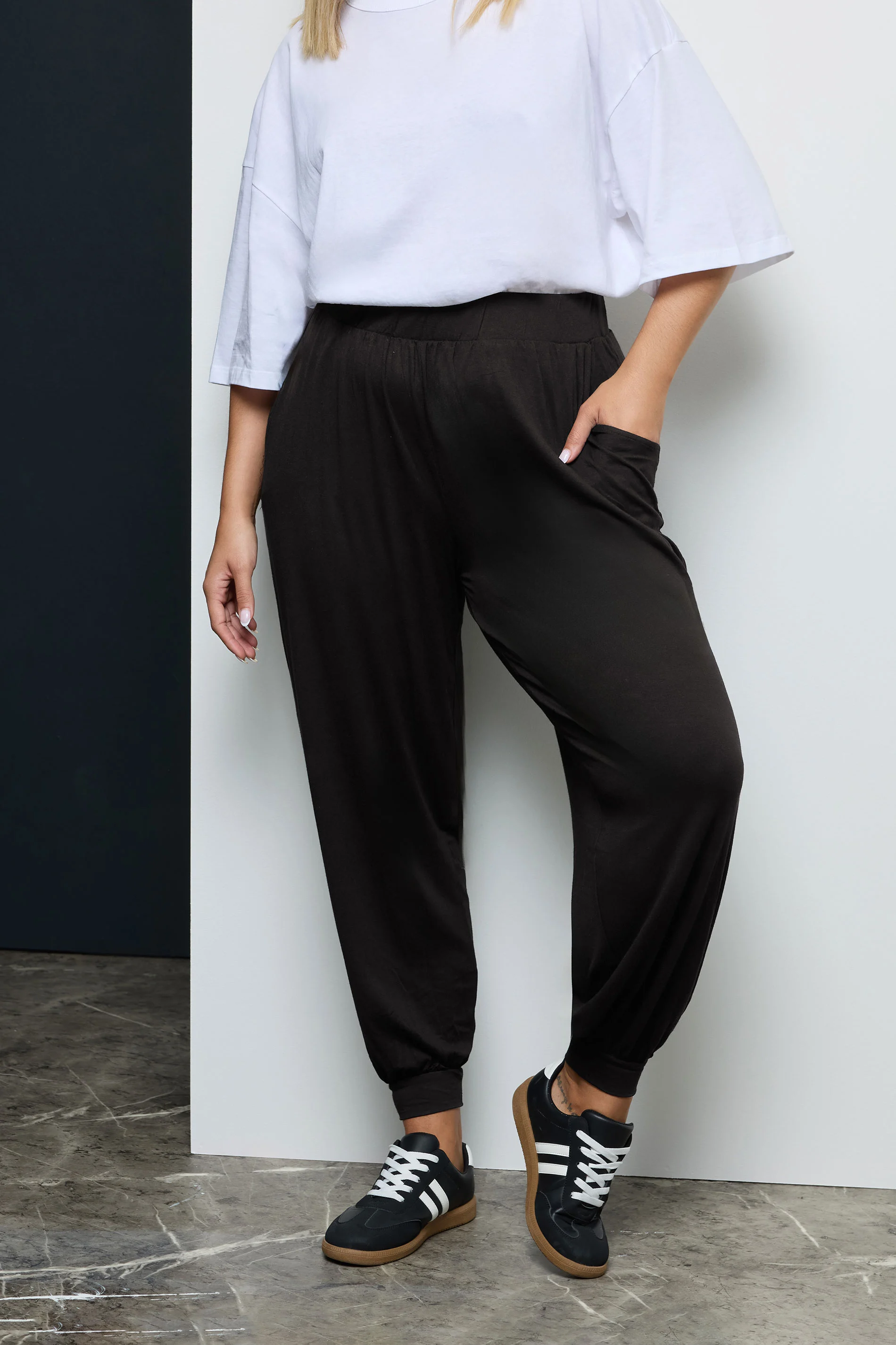 Büyük Beden Paçası ve Beli Lastikli Cepli İnce Pantolon 143299