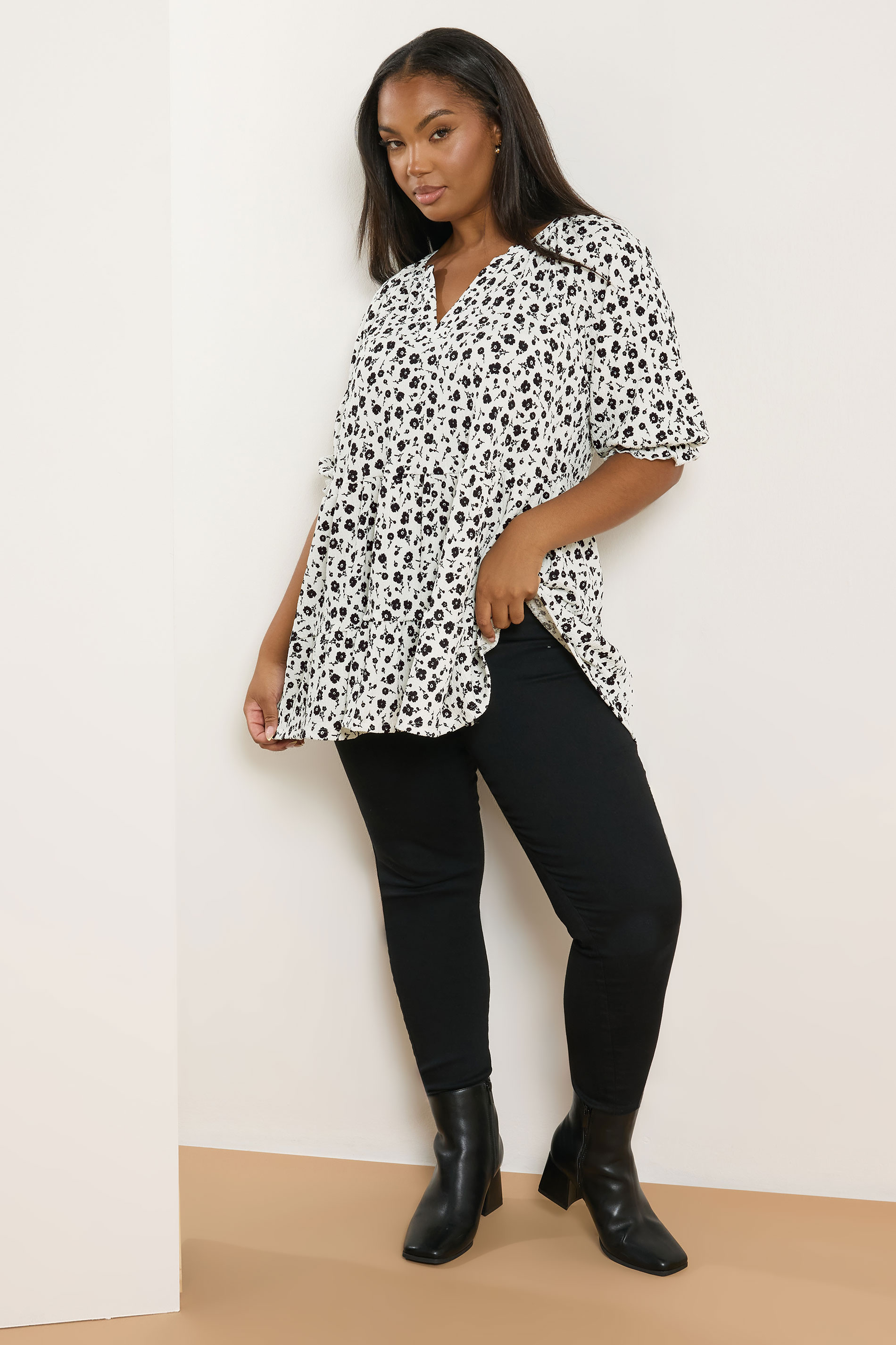 Büyük Beden Yarım Kollu V Yaka Eteği Fırfırlı Desenli Bluz 322572