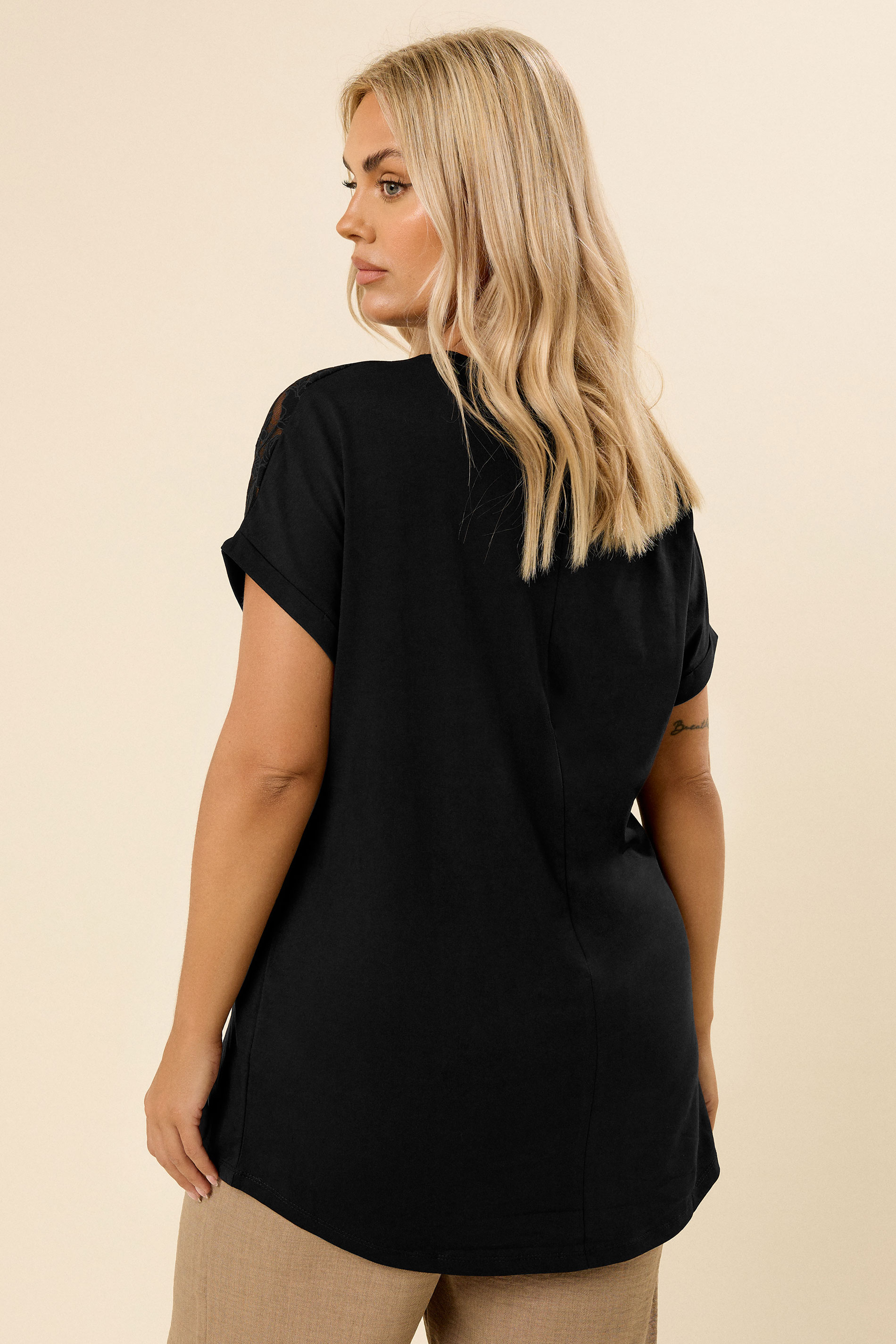 Büyük Beden Bisiklet Yaka Tül Detaylı Kısa Kollu T-shirt 321125