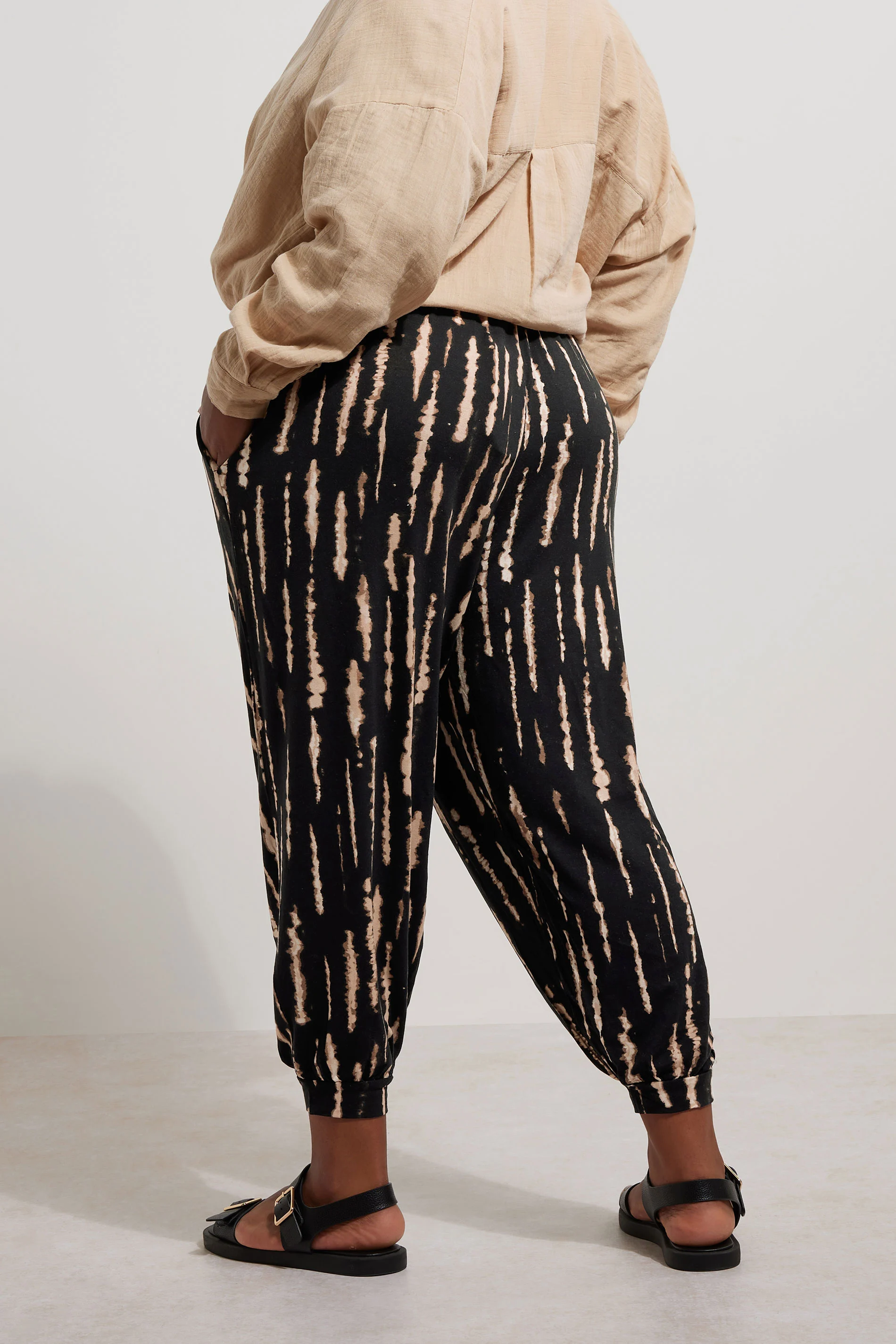 Büyük Beden Paçası Lastikli Likralı Esnek Kumaş Pantolon 145047