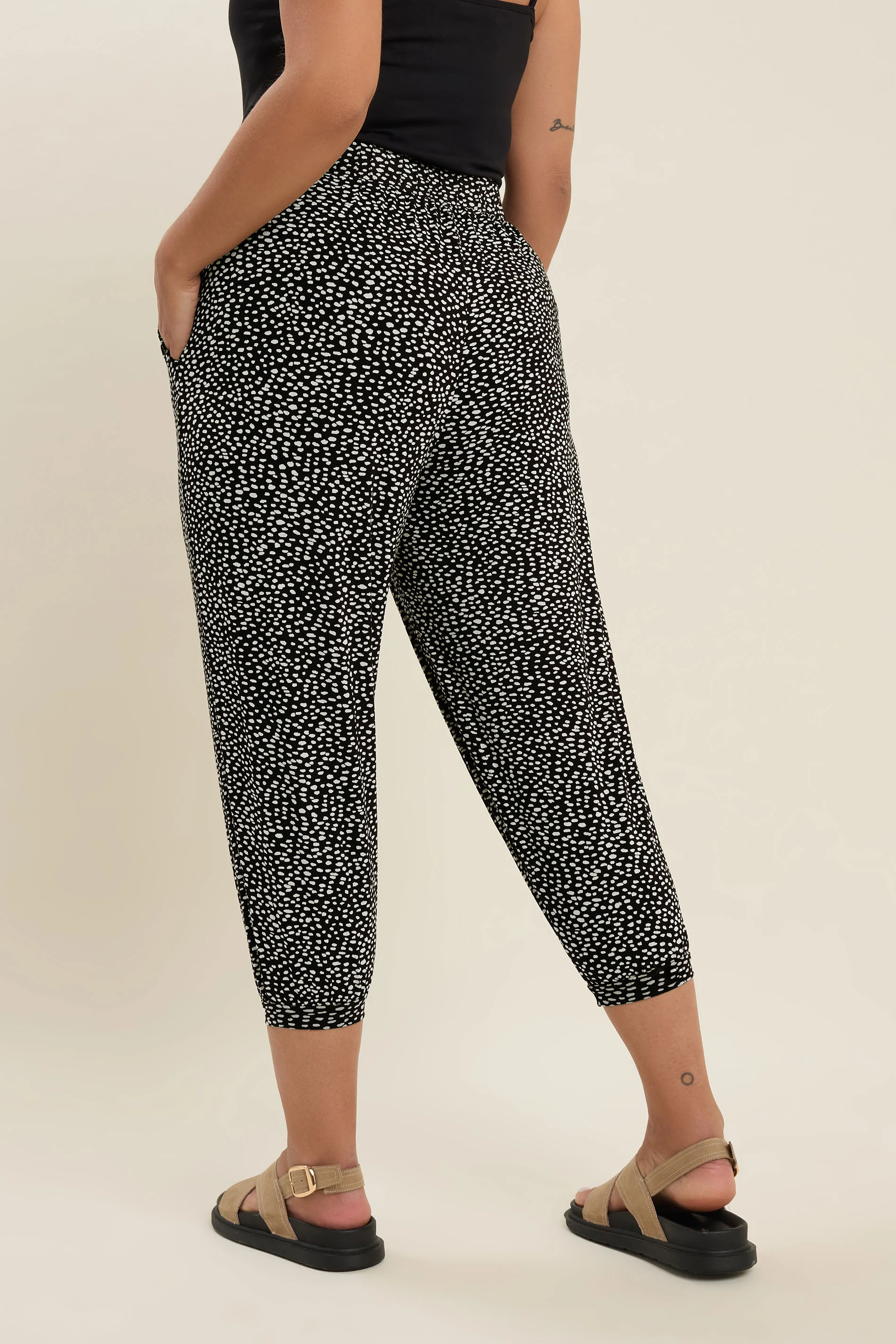 Büyük Beden Dar Paça Bilek Üstü Kısa Kesim Desenli Cepli Pantolon 302447