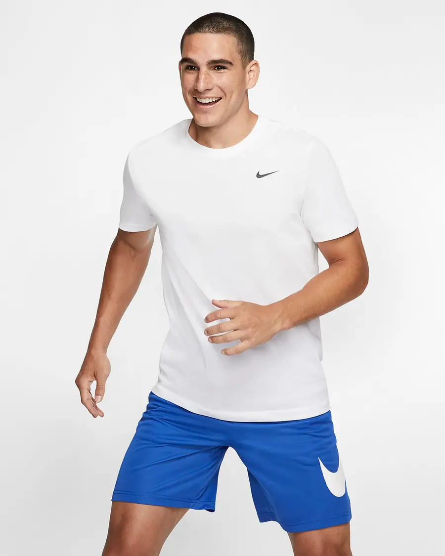 Nike 4XL bedene kadar sunulan erkek antrenman tişörtü örneği